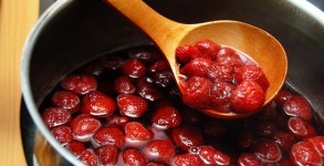 Cooking fruit preserves - strawberries
