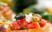 Bruschetta de romero, tomate, ricotta y prosciutto