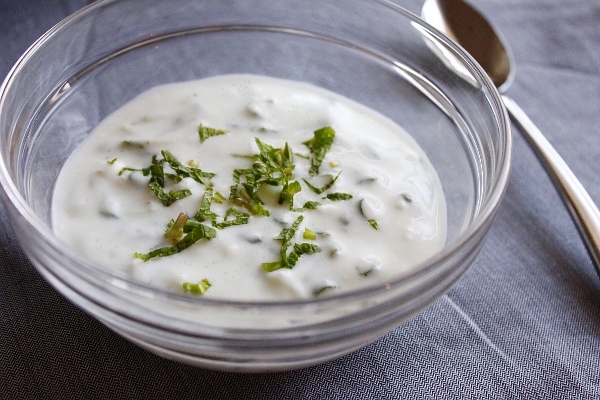 Cocina y Gastronomía - Aderezo de yogurt y albahaca